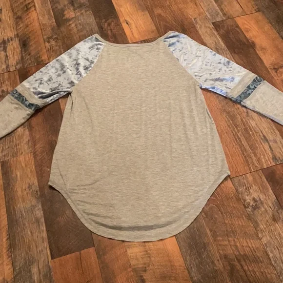 Long sleeve velvet shoulder shirt - Picture 4 of 4